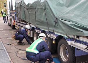 長岡国道事務所などによる特殊車両の合同取り締まり=魚沼市新道島