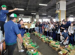 野菜や果物の模擬競りに挑む来場者=長岡市新産1