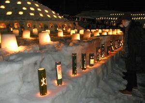 キャンドルの明かりが雪を照らした「灯の回廊」＝２月１７日、上越市牧区