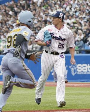 　３回、先制点を許したヤクルト先発の山野。左は生還する一走福島＝神宮