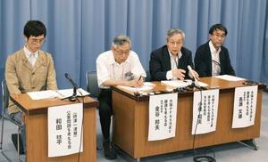 血液検査の結果を公表した京都大の小泉昭夫名誉教授(右から2人目)ら=19日午後、大阪府庁