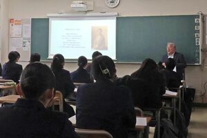 六日町高校で行われた日本映画初の女性脚本家「水島あやめ」の授業＝南魚沼市余川