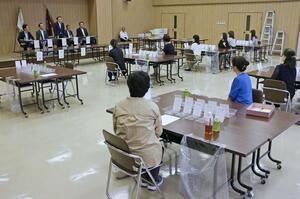 自民党総裁選の党員・党友投票の開票作業=4日、新潟市中央区