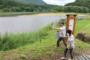 阿賀野川の舟運でにぎわった川港跡などを巡る参加者=阿賀町津川