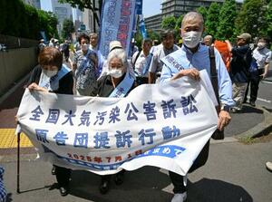 排ガス被害で提訴するため、東京地裁に向かう原告ら=1日午前