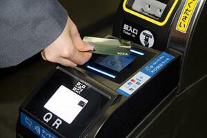 駅に入場するためのクレジットカードのタッチ決済=25日午前、東京都渋谷区