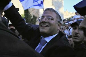 エルサレムで行われた行進に参加し、支持者の声援に応えるイスラエルのベングビール国家治安相=2023年