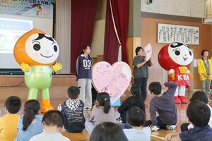 人権の大切さを学んだ中通小の児童たち=柏崎市曽地