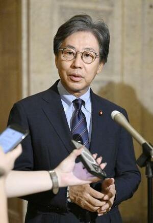 9月、記者団の取材に応じる立憲民主党の安住幹事長=国会