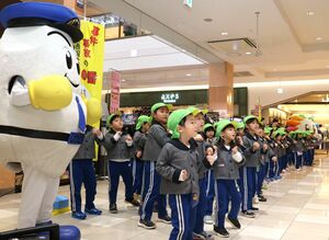 買い物客に「110番を正しく使いましょう」と呼びかけた園児ら=長岡市千秋2