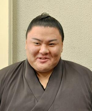 　本名の草野から改名し、取材に応じる義ノ富士＝２８日、福岡市