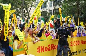 　２０１６年、米ニューヨークの国連本部付近で行われたデモで、イラン政府による死刑の大量執行などに抗議する人たち