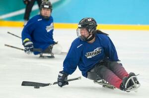 練習するパラアイスホッケーの福西(右)=ミラノ(共同)