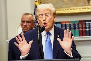 米ホワイトハウスで、子どもの自閉症について記者会見するトランプ大統領(手前)とケネディ厚生長官=9月22日(ロイター=共同)