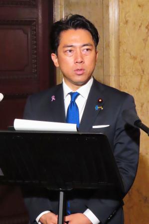 記者会見する小泉防衛相=14日午前、国会