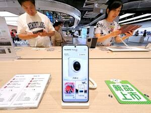 商業施設内の店舗に展示されたスマートフォン=7月、北京(共同)