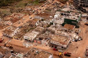 竜巻の被害地域の空撮=9日(ロイター=共同)