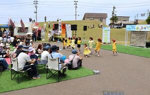 子どもらがヒップホップダンスを披露したうみがたり開館6周年イベント=6月22日、上越市