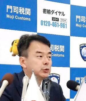 記者会見する弓削州司門司税関長=22日午後、北九州市