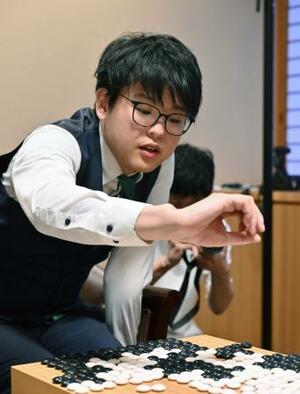 囲碁の第51期碁聖戦第1局で先勝した挑戦者の佐田篤史七段=23日午後、大阪市の日本棋院関西総本部