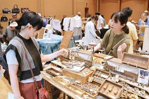 県内外の陶芸や木工の作家らが展示販売した柏崎クラフトフェア=柏崎市日石町4