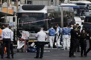 銃乱射事件の現場周辺で活動する警察官や救急隊員ら=8日、エルサレム(AP=共同)