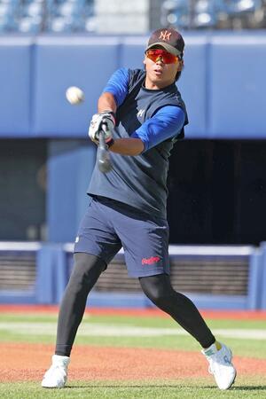 ドラフトから一夜明け、ロングティーをする知念大成=エコスタ