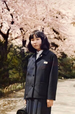 横田めぐみさんの寄居中入学の記念に父滋さんが桜の前で撮影した写真=1977年4月、新潟市中央区