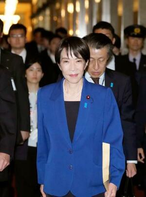 参院本会議での所信表明演説へ向かう高市首相=24日午後