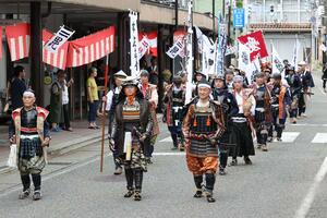謙信公をたたえ、甲冑姿で練り歩いた「栃尾謙信公祭」=長岡市谷内1