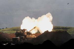 　イスラエル北部からレバノン方向に砲撃するイスラエル軍部隊＝１７日（ロイター＝共同）