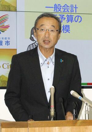 定例会見で記者の質問に応じる渡辺竜五市長=9月4日、佐渡市役所