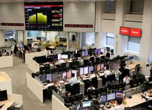 日経平均株価の終値を示すボード(左上)。約1年1カ月ぶりに史上最高値を更新した=12日午後、東京都千代田区の野村証券
