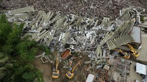 　フィリピン・セブ市で崩落したごみの山＝９日（ＡＰ＝共同）