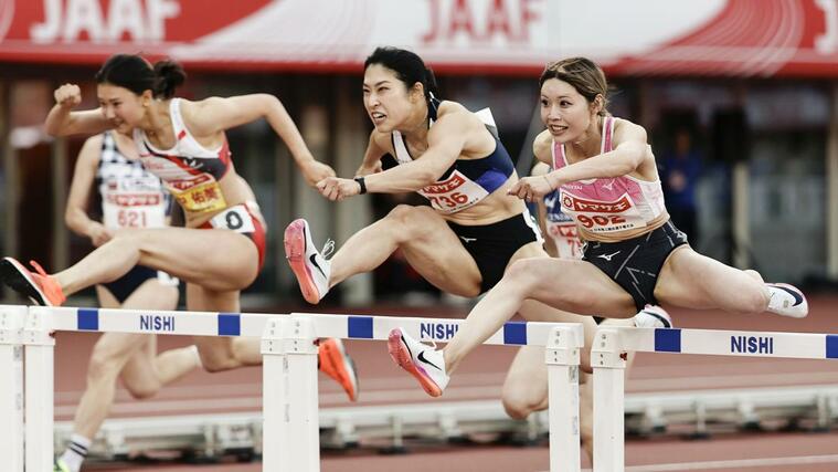 女子１００メートル障害決勝　力走する中島ひとみ（右）＝パロマ瑞穂スタジアム