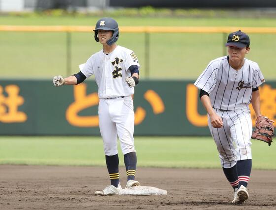 小出－万代　３回小出２死二、三塁、逆転の適時二塁打を放った種村篤人が、塁上でガッツポーズ＝７月１７日、三条市月岡４の三条パール金属スタジアム