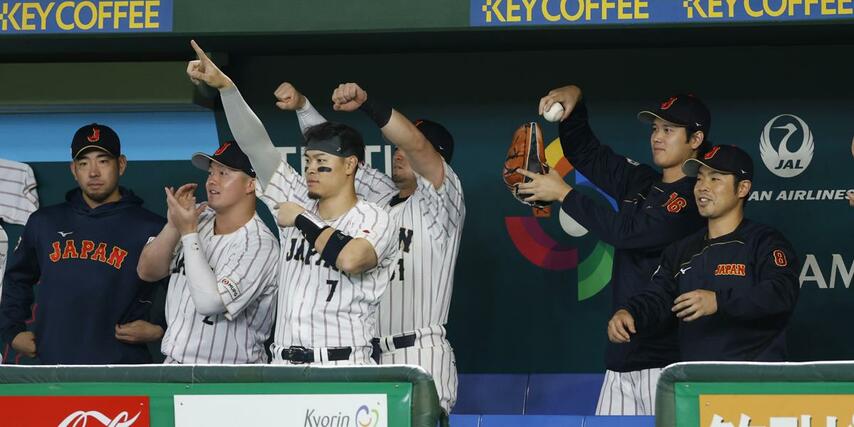 ４回、岡本が二塁打を放ち、ベンチでお茶をたてるしぐさをする大谷（右から２人目）ら＝東京ドーム