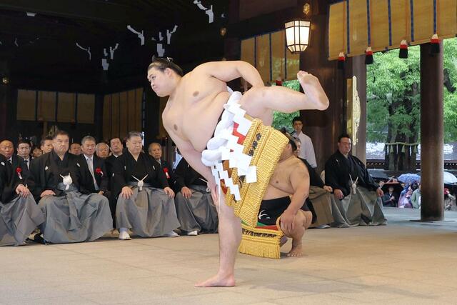 奉納土俵入りを披露する横綱大の里＝３０日、東京都渋谷区の明治神宮（代表撮影）