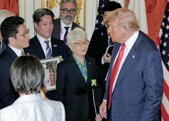 トランプ米大統領(右端)と面会し、言葉を交わす横田早紀江さん(同2人目)ら北朝鮮による拉致被害者家族=28日午前、東京・元赤坂の迎賓館(代表撮影)