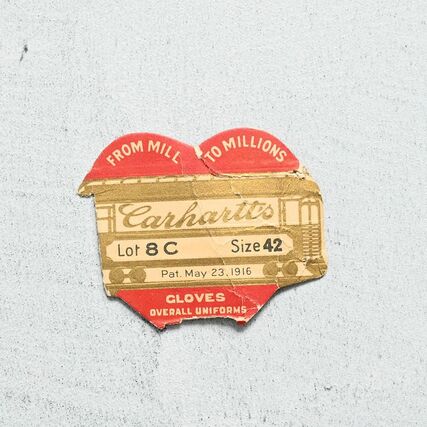 １９１０年代製「カーハートのデニムカバーオール」のフラッシャー。サイズなどが表記されている（マッシュルーム提供）