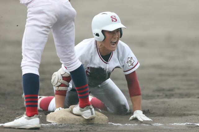 村上桜ケ丘－開志学園　１回村上桜ケ丘２死一、二塁、渡邉壮汰が２点適時三塁打を放ち、２－０。三塁に滑り込みほえる渡邉＝新発田市五十公野