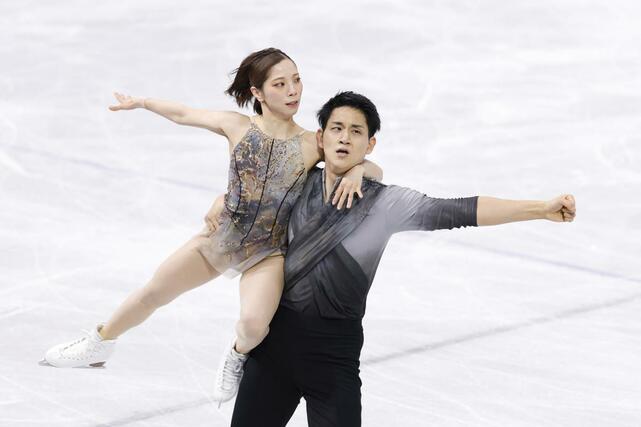 団体ペア・フリー　演技する三浦璃来（左）、木原龍一組＝ミラノ（共同）