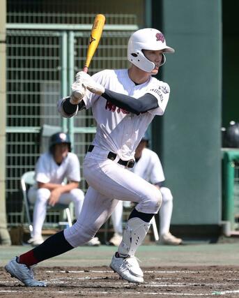 高田農－開志学園　タイムリー３塁打を放った開志学園の齋藤康太＝三条市パールスタ