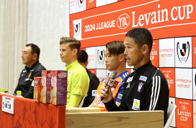 決勝に向けての意気込みを語る松橋力蔵監督=国立競技場