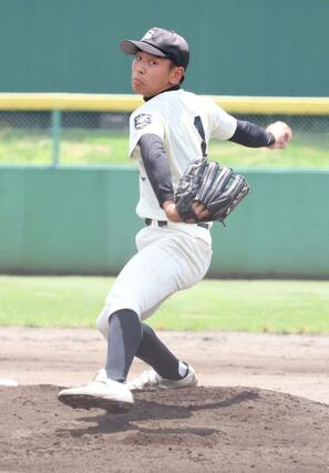三条東－十日町　先発した三条東の小林佑輔投手＝新発田市五十公野
