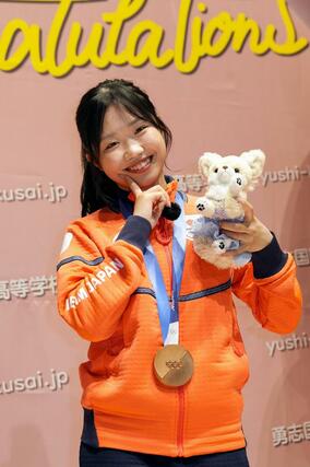 ミラノ・コルティナ冬季五輪で銅メダルを獲得し、勇志国際高が開いた祝賀会で写真撮影に応じるフィギュアスケート女子の中井亜美＝１日、千葉県流山市