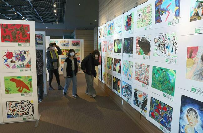 個性あふれる作品が並ぶ県ジュニア美術展覧会の新潟展＝２３日、新潟市中央区万代３