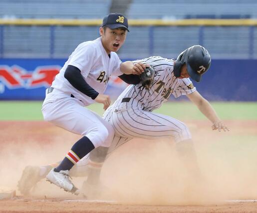 帝京長岡－日本文理　１回表帝京長岡　無死２塁。２走有馬凛空が３塁を目指すもタッチアウト。三塁手渡部倖成＝エコスタ