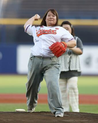 始球式を務めた、吉本新潟住みます芸人のチカコホンマさん＝６月１８日、エコスタ