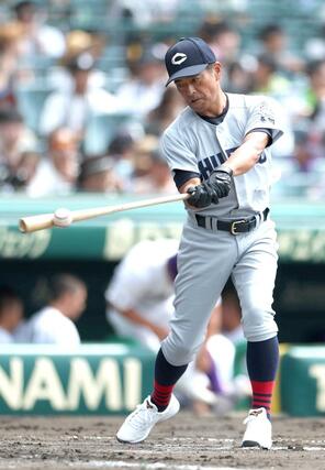 試合前、シートノックを打つ本田仁哉監督＝甲子園
